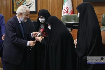 در صحن شورا صورت گرفت: 17-42 تقدیر از بانوان عضو شورای شهر تهران